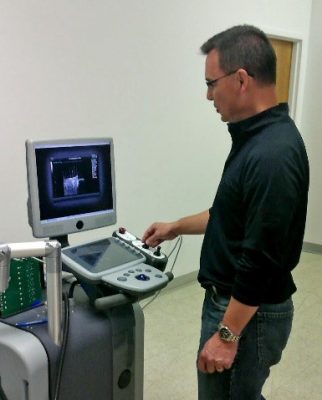 HistoSonics Board Member and Senior Medical Advisor Dr. Fred Lee demonstrating HistoSonics’ Vortx Rx™ non-invasive therapy system.